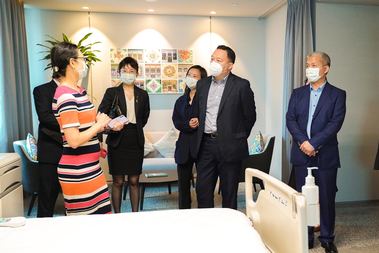 澳琴联合招商推介代表团参观新加坡莱福士医院 (1).jpg