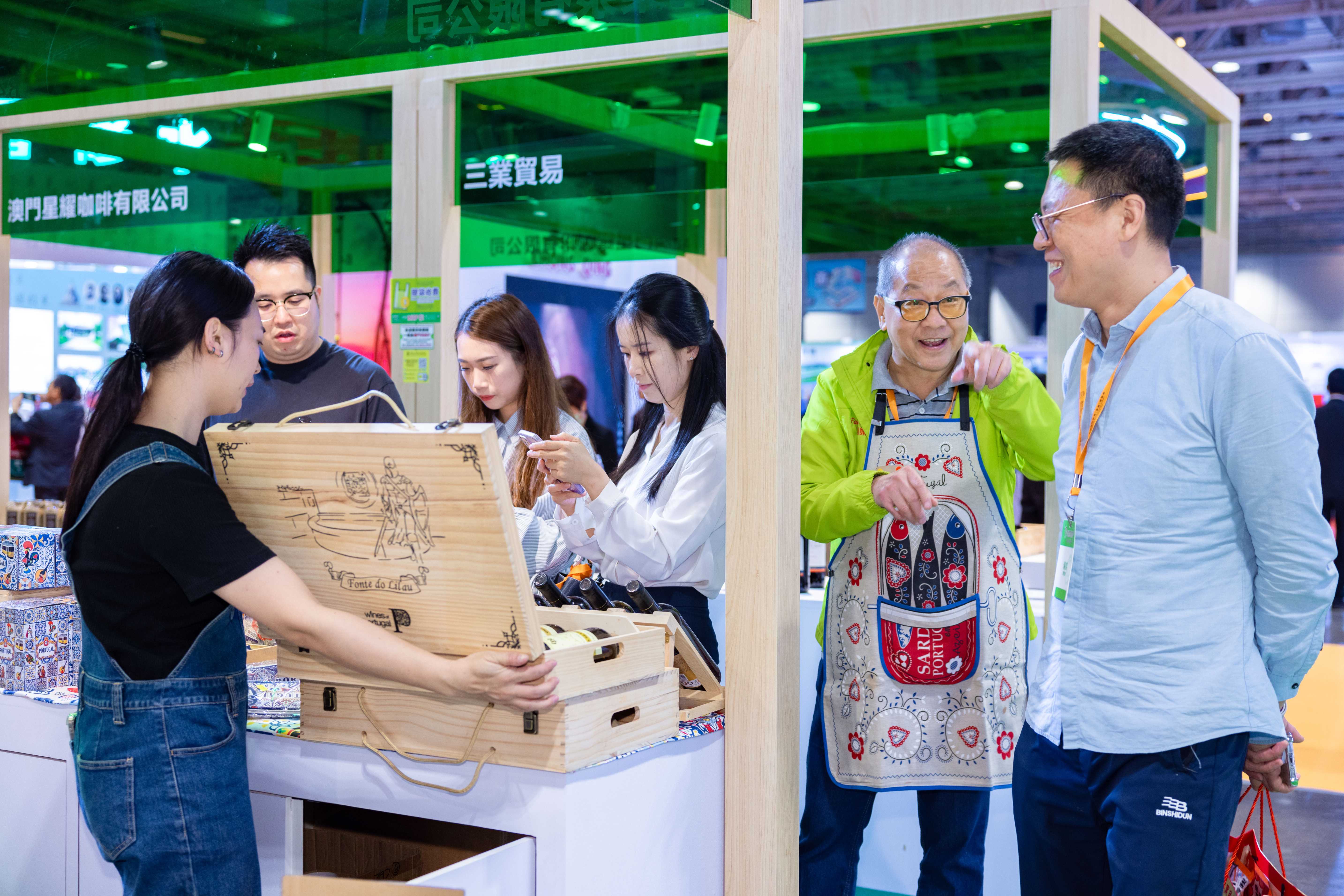 003：展商及客商於“招商局”展位互相交流、促進合作.jpg