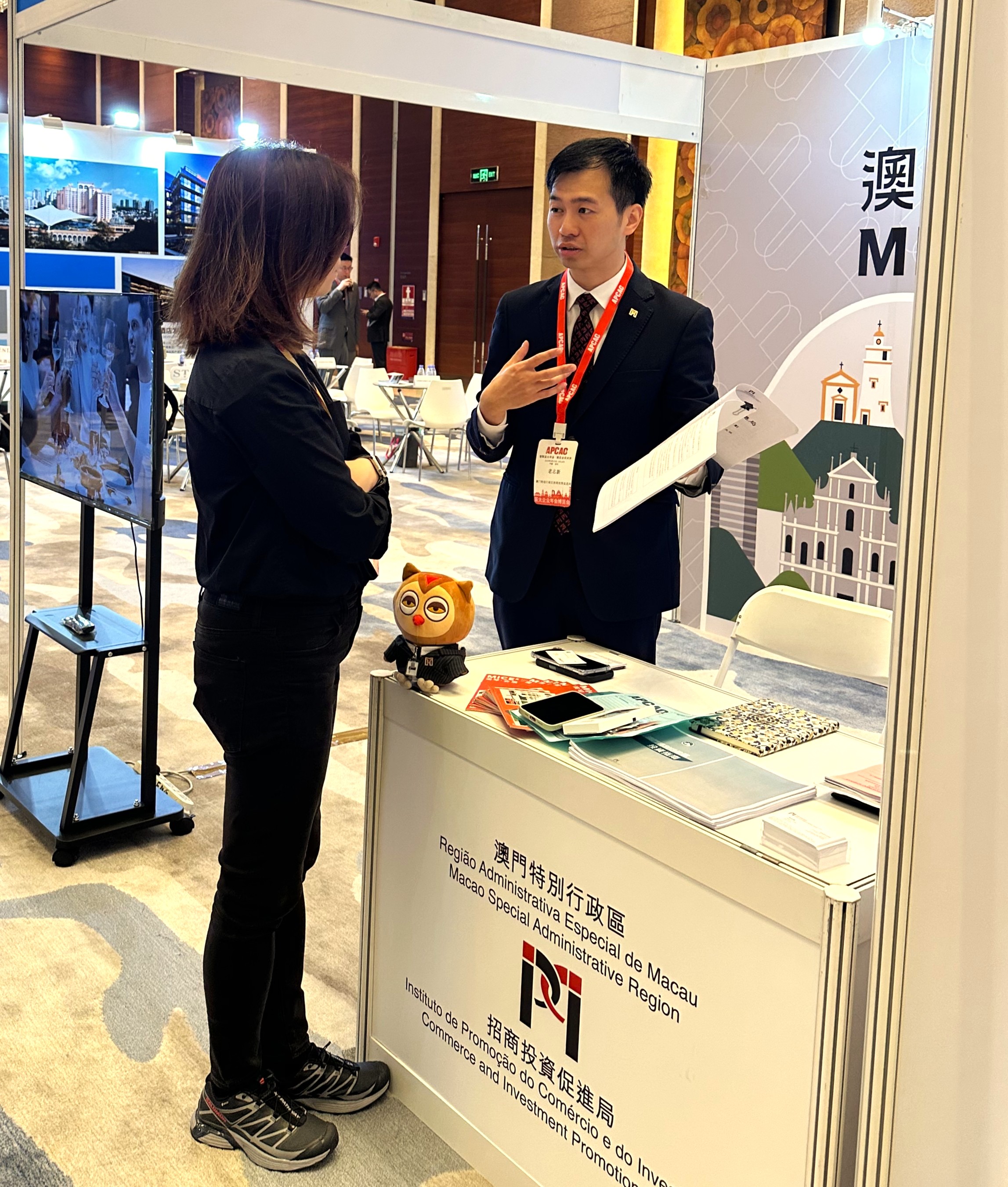 004：有企业年会买家即场与招商局代表探討赴澳举办年会的细节.jpg