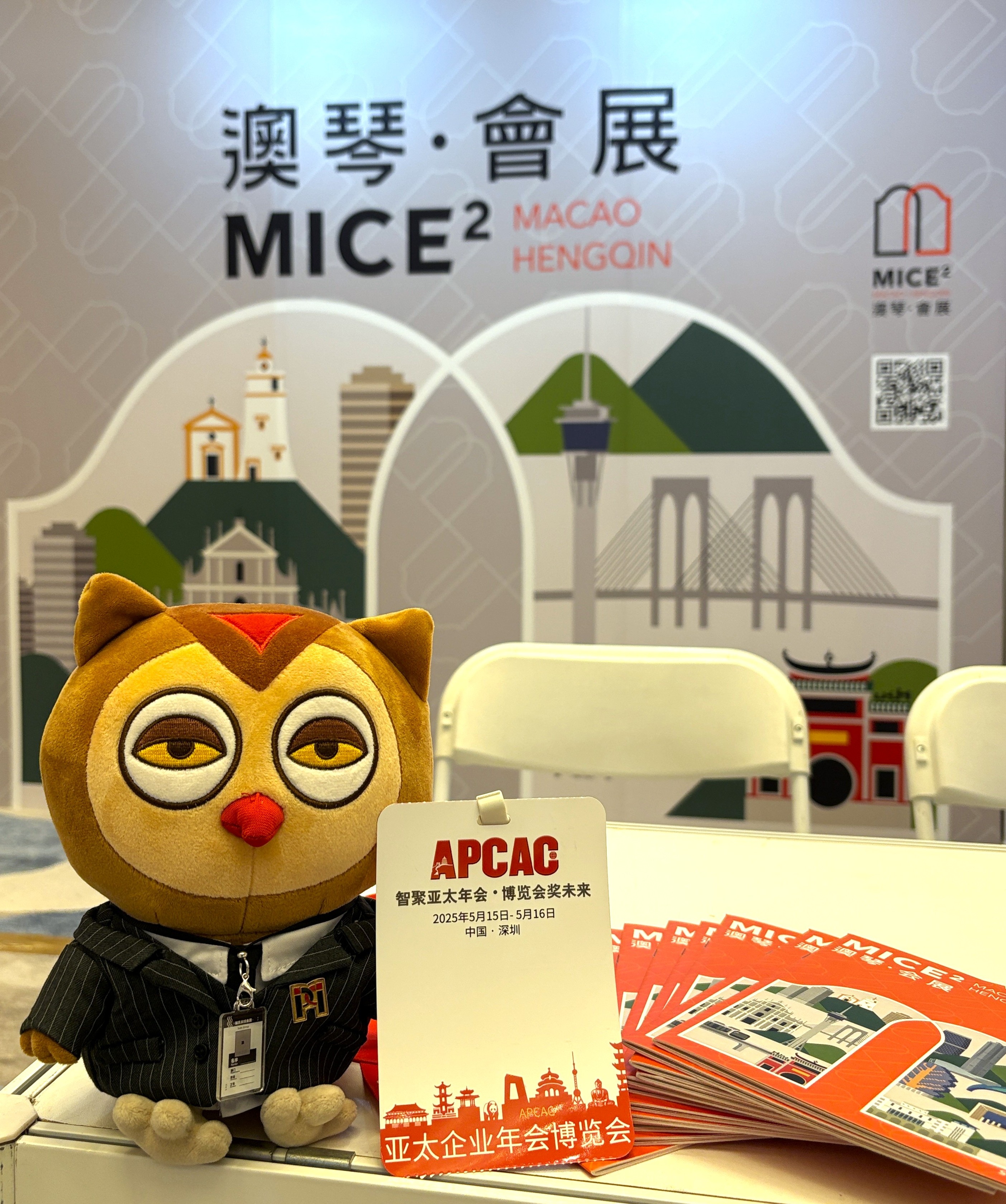 006：澳门招商局吉祥物“葡公鹰”吸引企业年会买家关注.jpg
