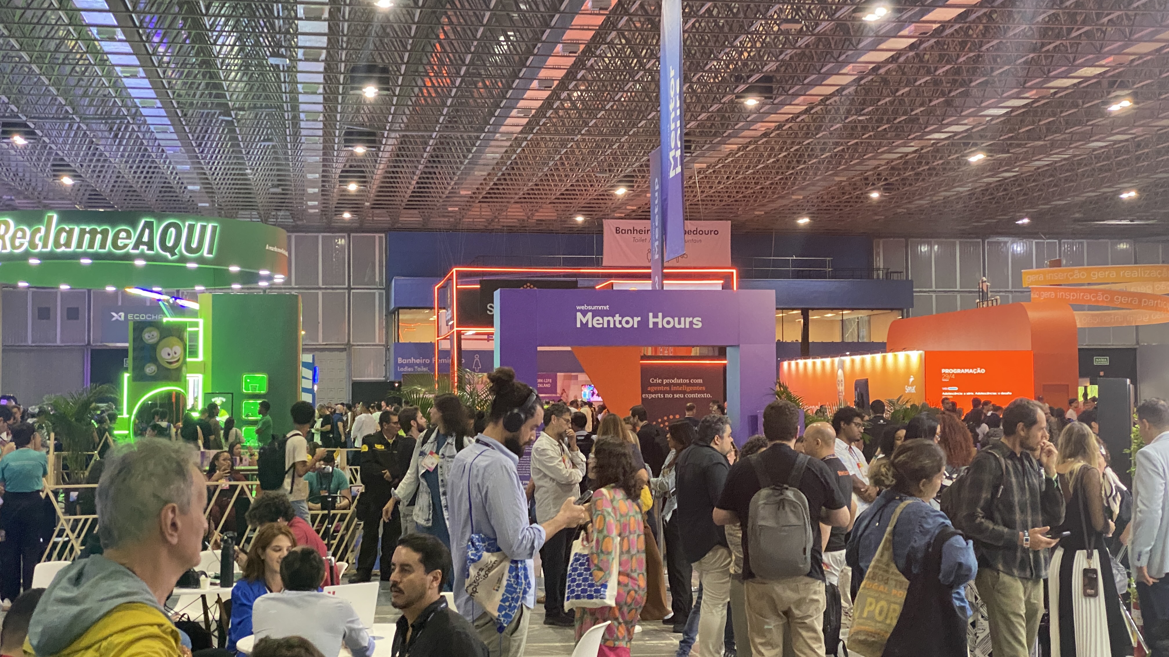 002：+web+summit+rio+2025活动现场人头攒动、气氛热烈.jpg
