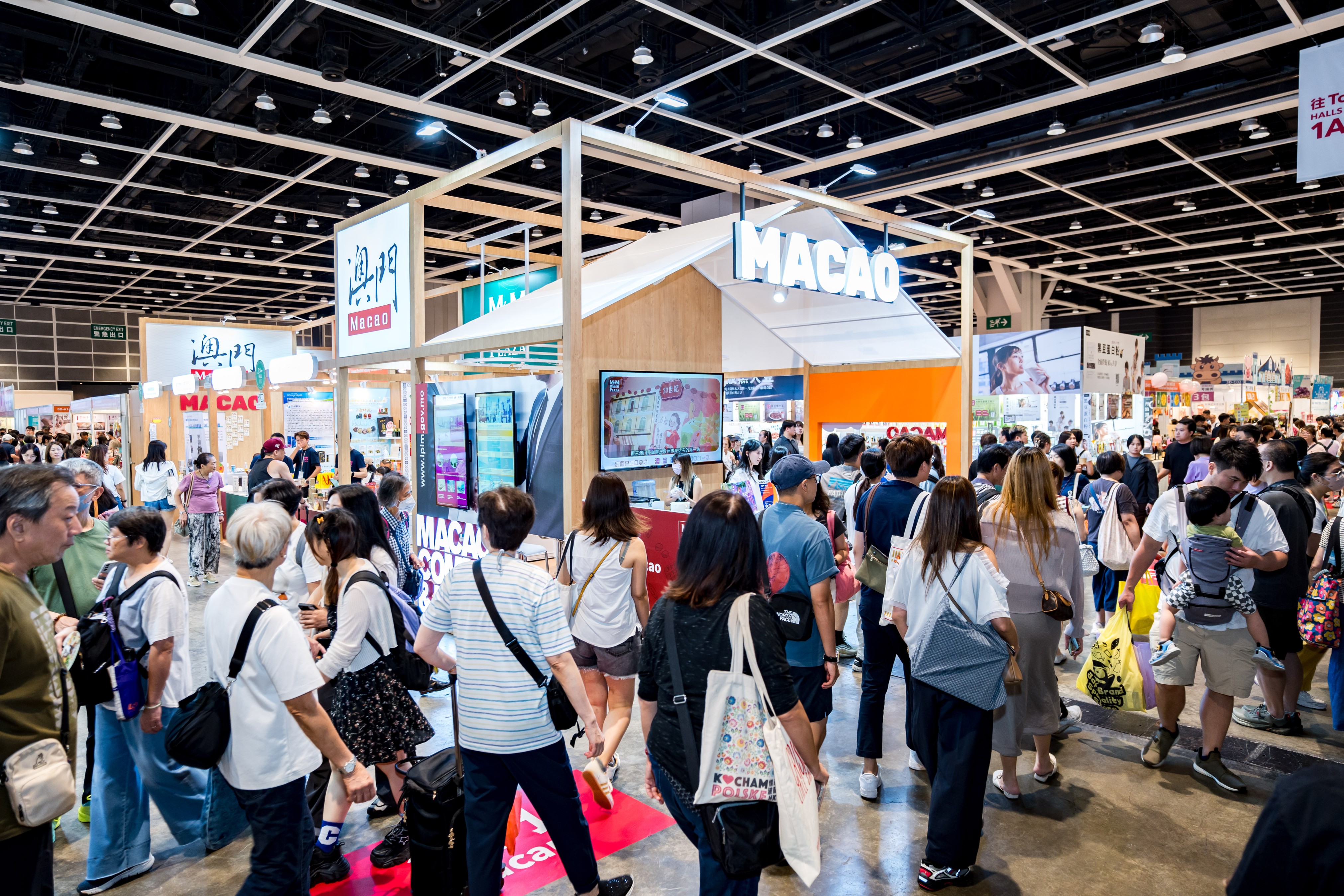 001：香港“第35届美食博览”的澳门馆前人潮络绎.jpg
