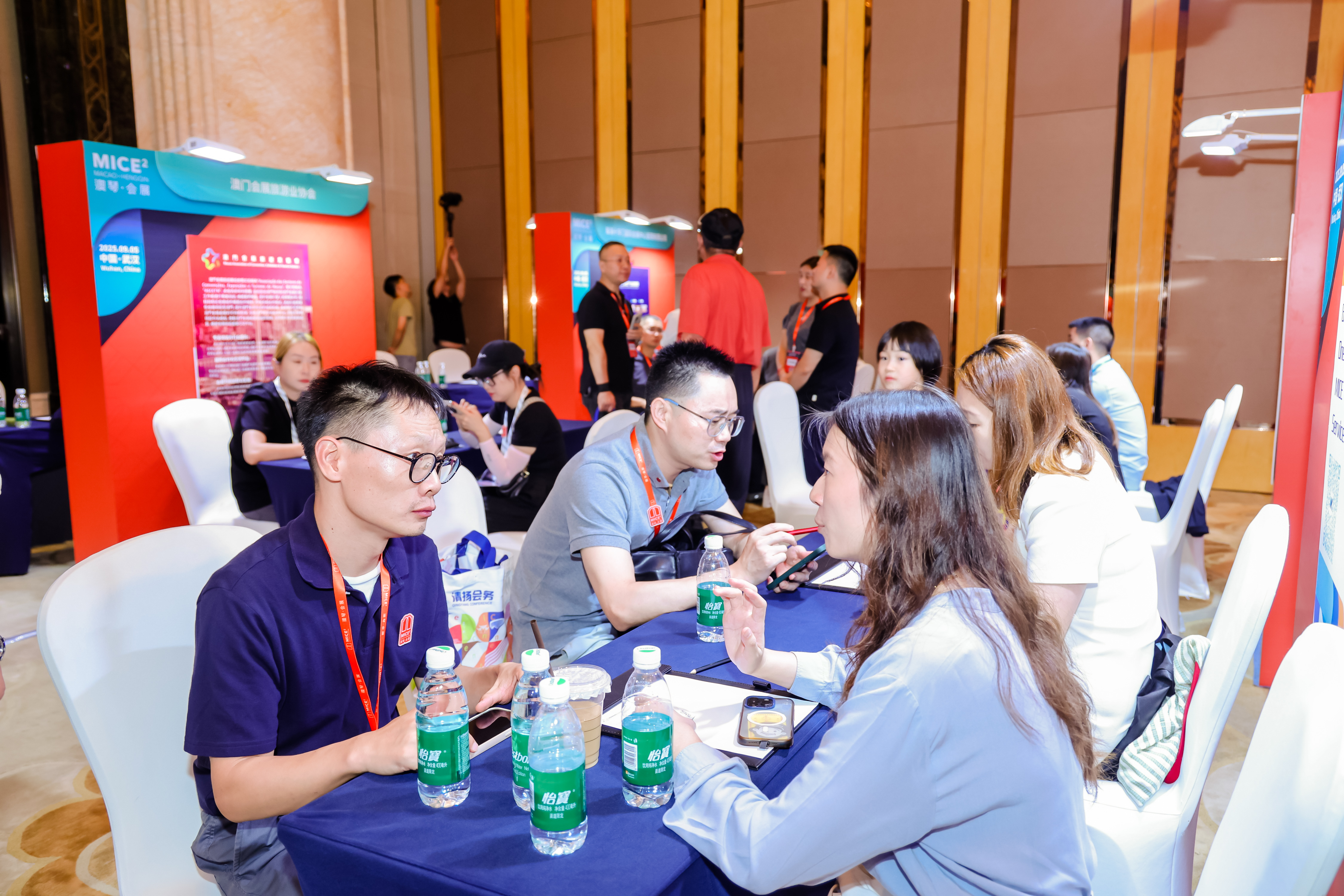 002：“2025年澳琴会展推介会（武汉站）”活动现场洽谈交流气氛热烈.jpg