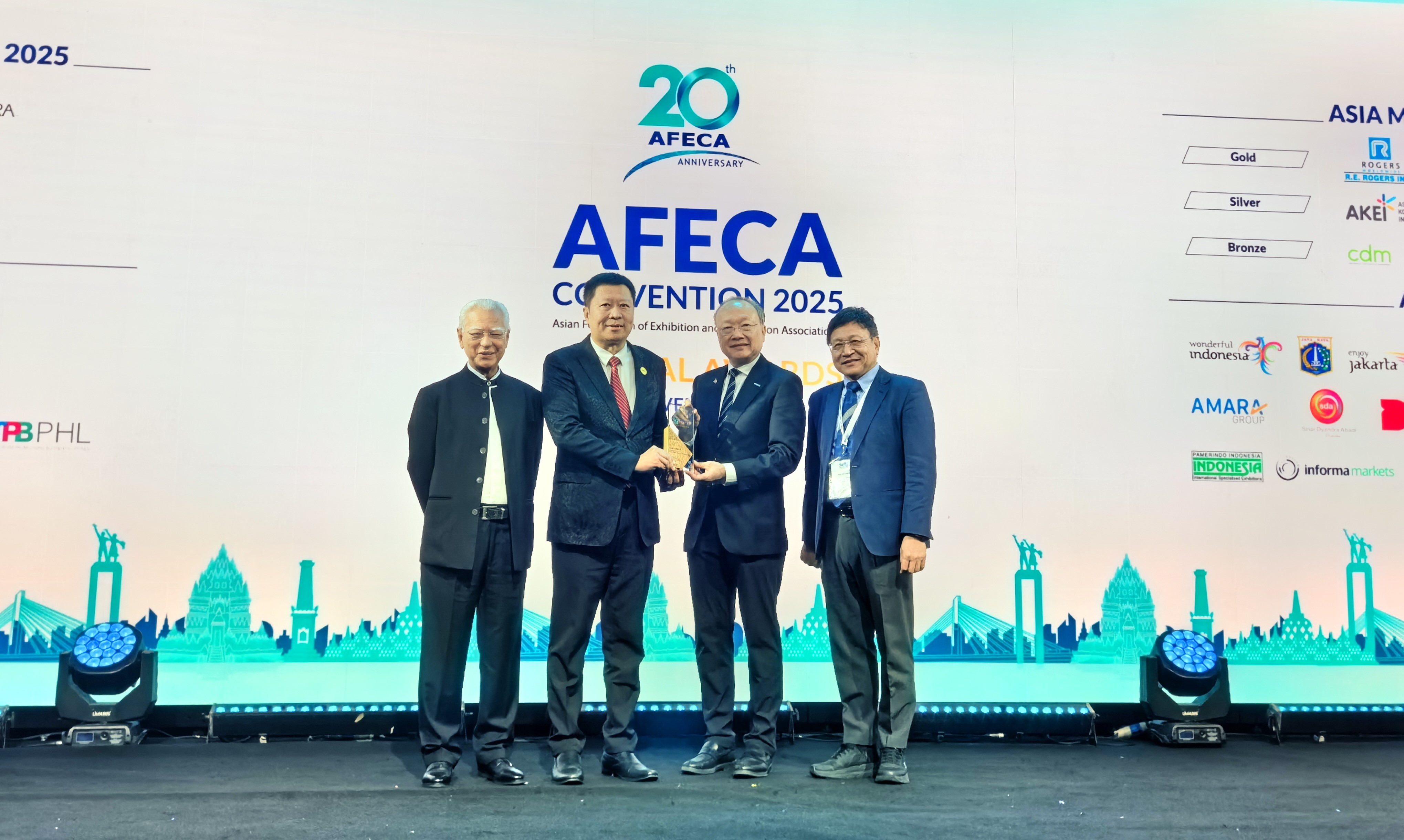 1764905254135611.jpg 004:澳门会展旅游业协会会长何海明于日前获颁“会议业杰出领袖”.jpg