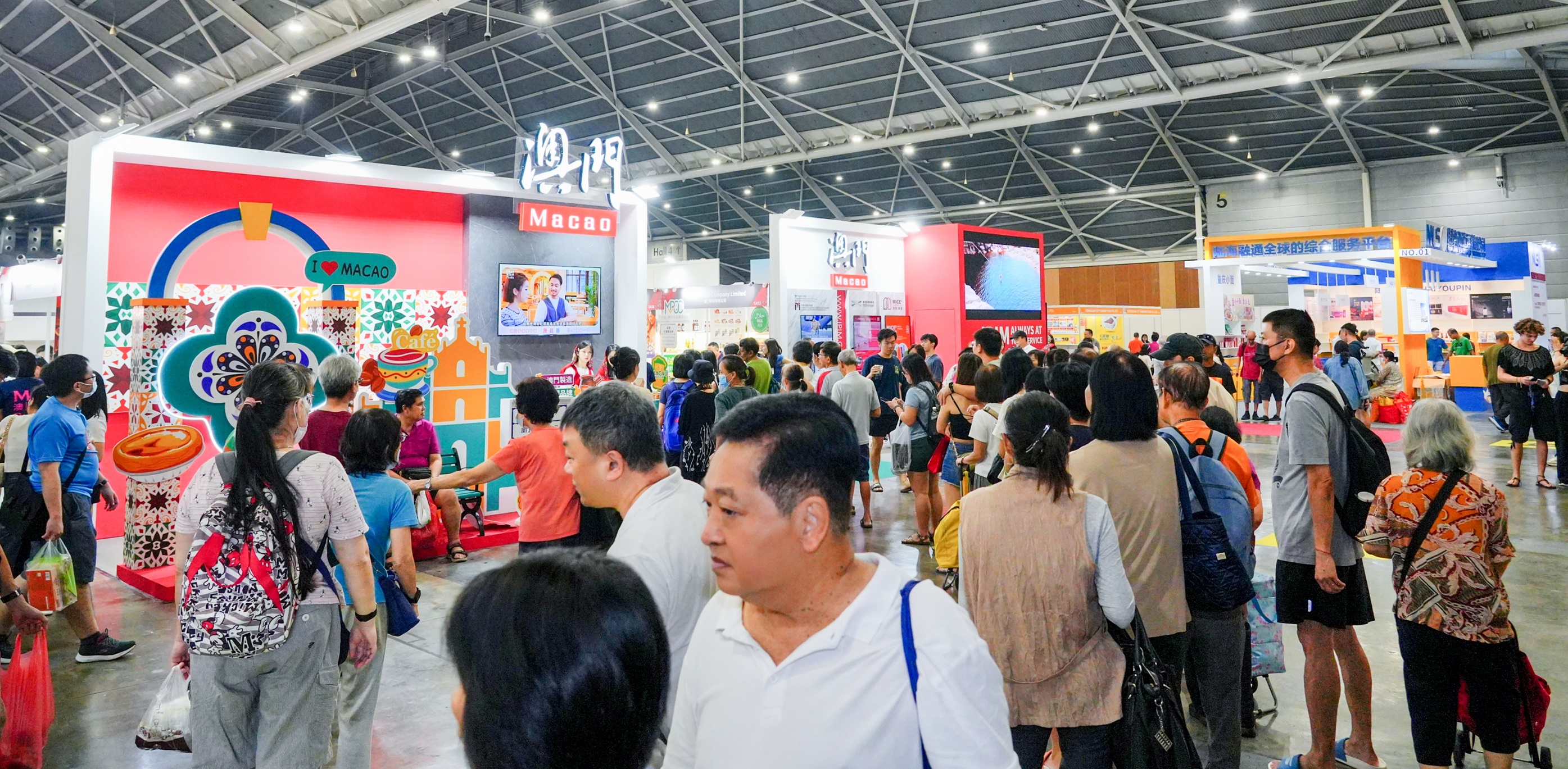 1764906054438994.jpg 003:“亚太国际食品展2024”的澳门馆人流络绎不绝.jpg