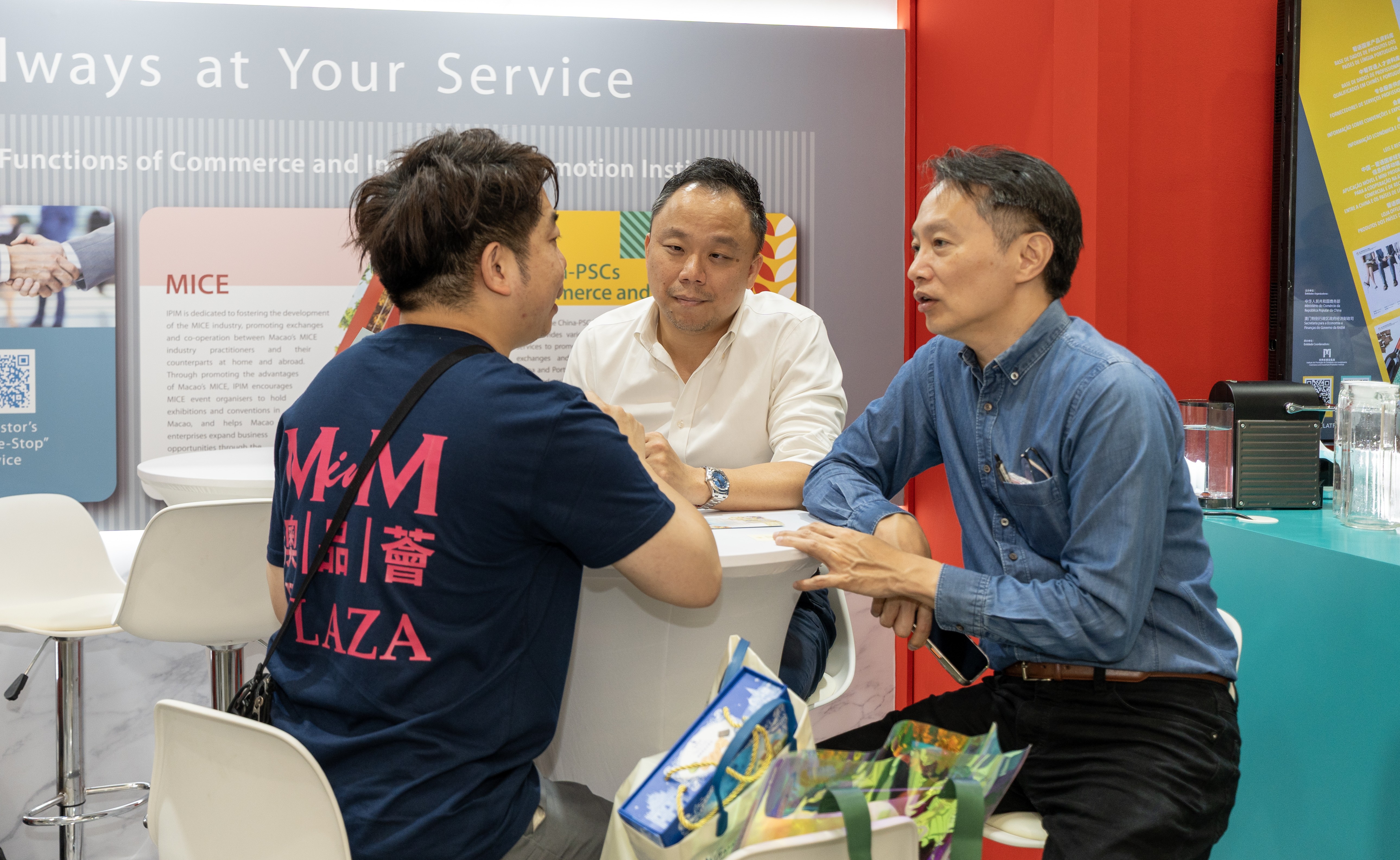 1765526714526376.jpg 002:展商及客商于“澳门招商局”展位互相交流、促进合作.jpg