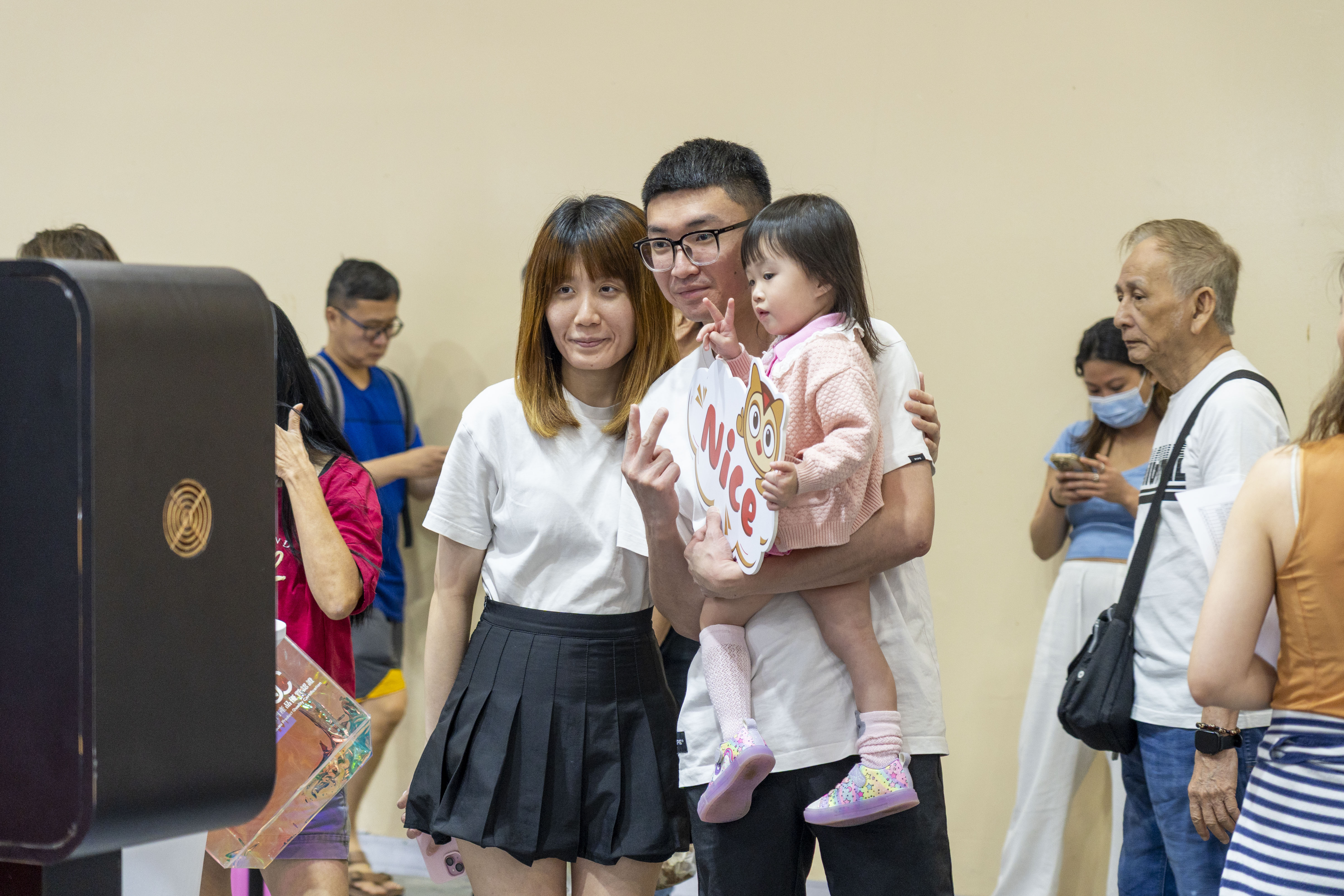 1765526900592708.jpg 004:不少参会者在趣味打卡点拍照留念.JPG