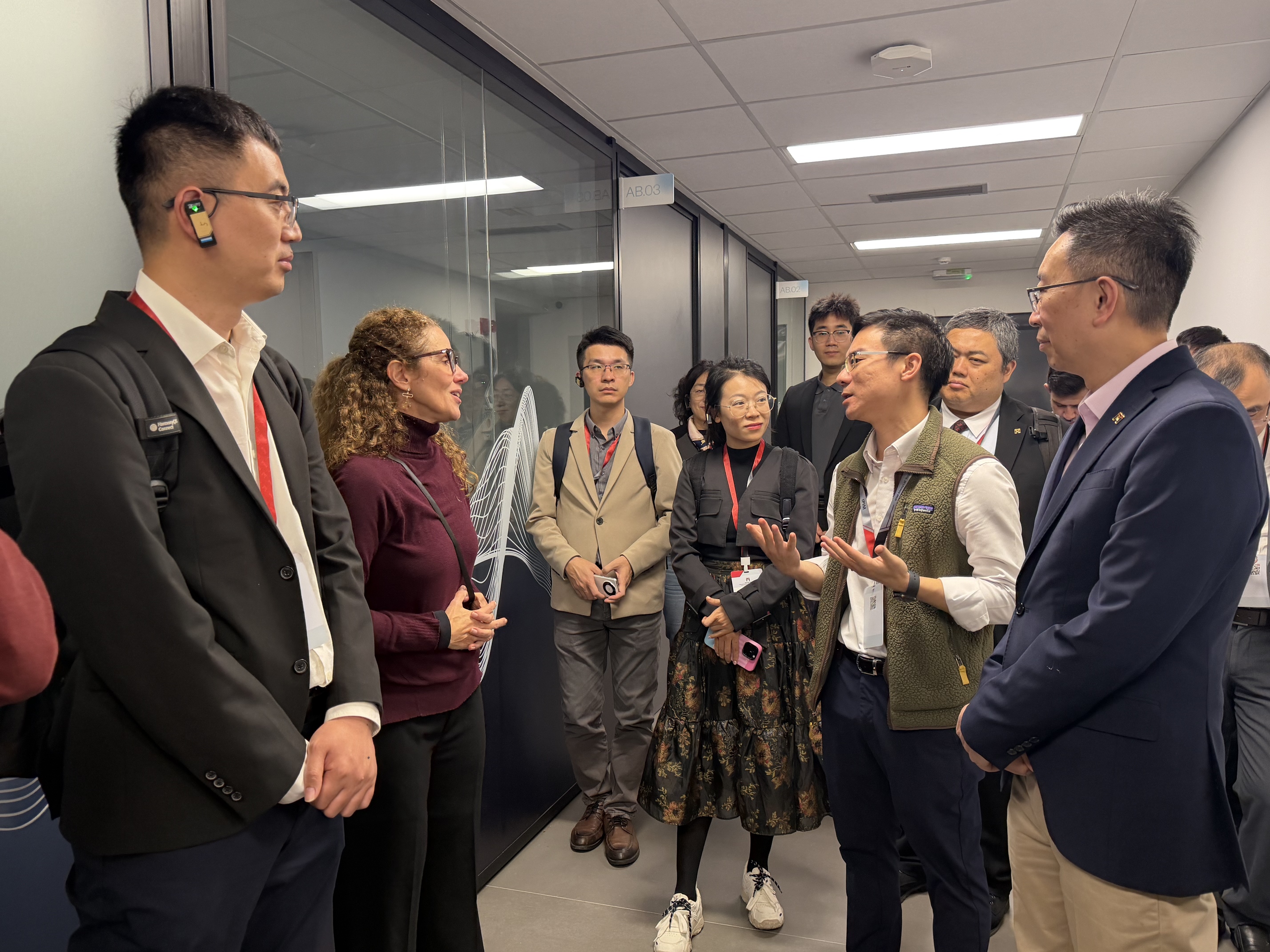 1780567285627937.jpg 011:访问团成员与巴西当地心血管医学中心代表交流.jpg