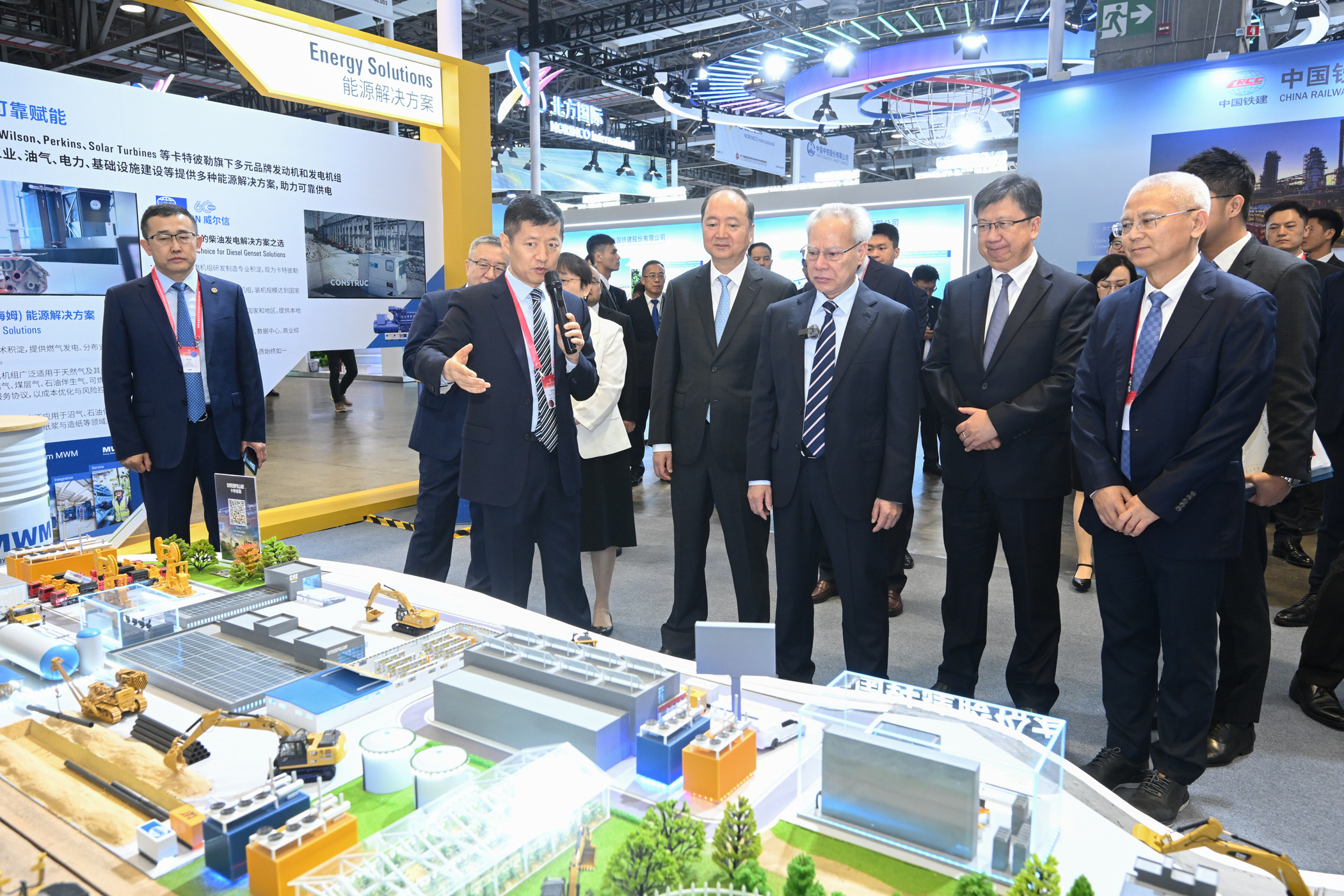 003_行政長官岑浩輝參觀“第17屆國際基礎設施投資與建設高峰論壇暨展覽”展區。.jpg