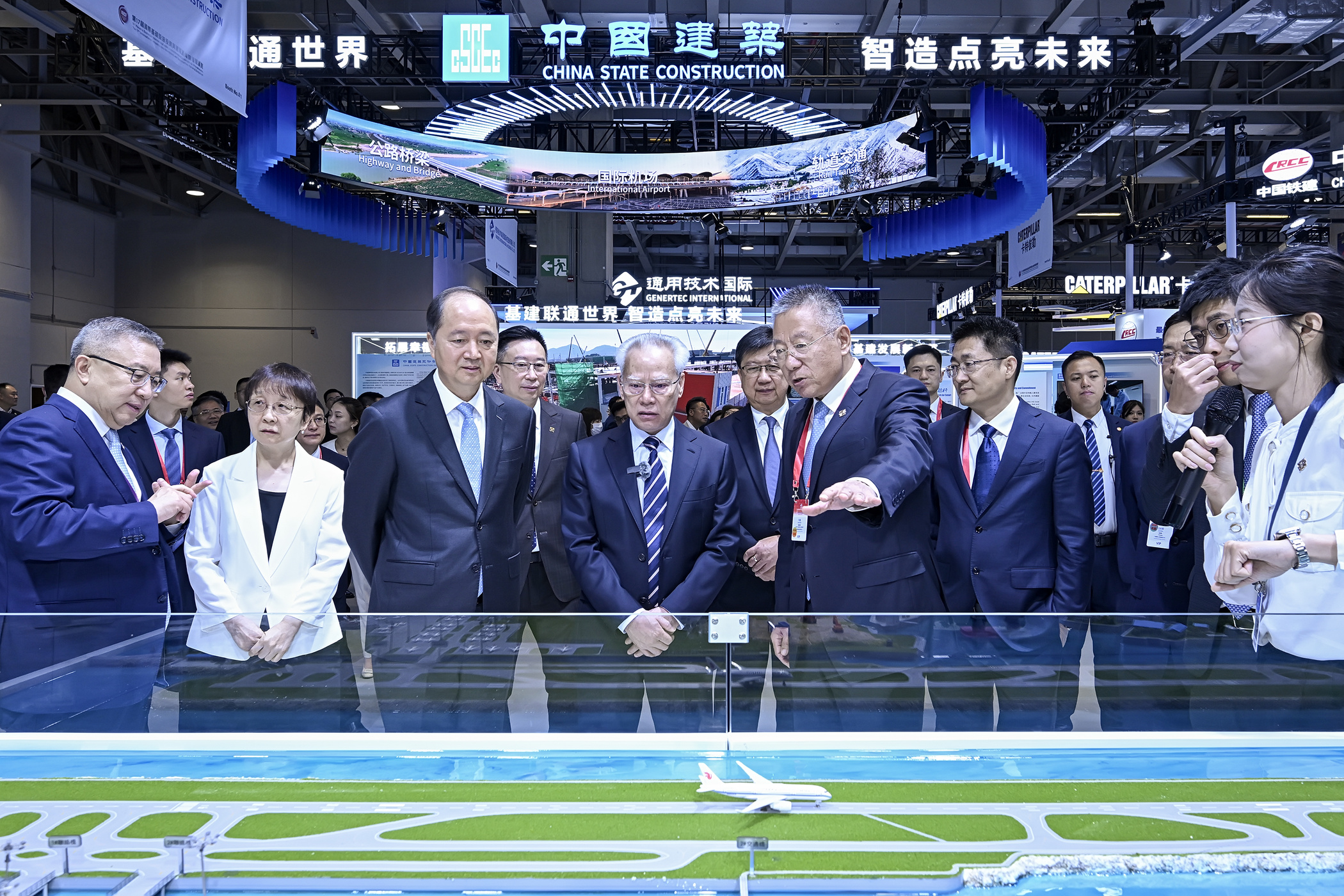 004_行政長官岑浩輝參觀“第17屆國際基礎設施投資與建設高峰論壇暨展覽”展區.jpg