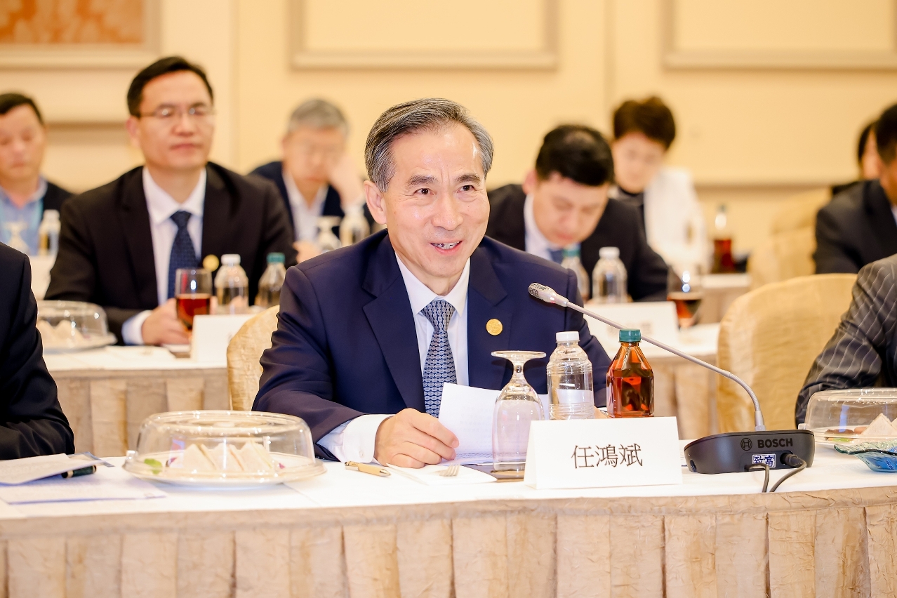 1792661260796609.jpg 003:中国国际贸易促进委员会会长任鸿斌于会上发言,将凝聚全国贸促系统合力,与澳门工商界深化合作、携手共进+(1).jpg