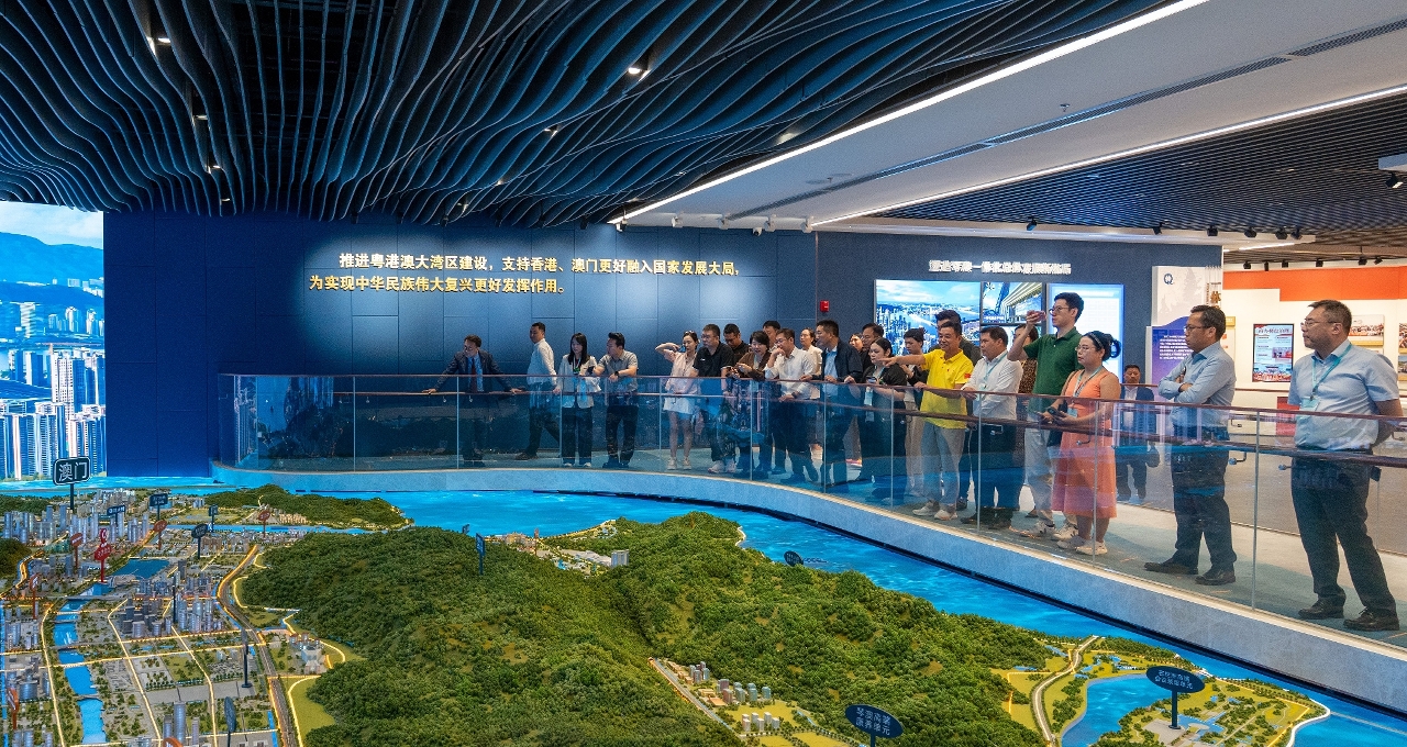1792984792306304.jpg 007:與會嘉賓實地考察親身感受澳琴的營商環境發展潛力與城市特色.jpg