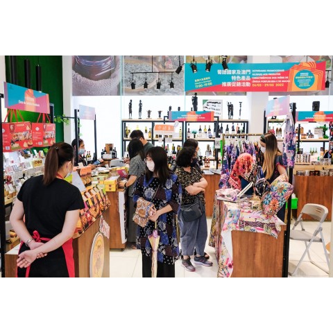  As “Actividades Promocionais Alusivas aos Produtos Característicos dos Países de Língua Portuguesa e de Macau” atraíram mais de 2.700 visitantes com promoções e elementos interactivos