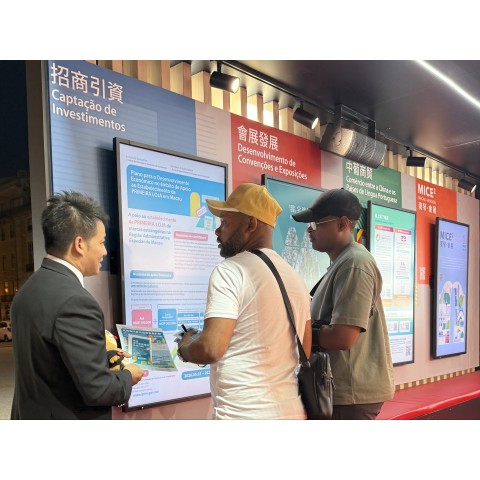  A equipa do IPIM deslocou-se a Portugal para instalar um stand de exposição, divulgando o “Plano para o Desenvolvimento Económico no âmbito de Apoio ao Estabelecimento da Primeira Loja em Macau”