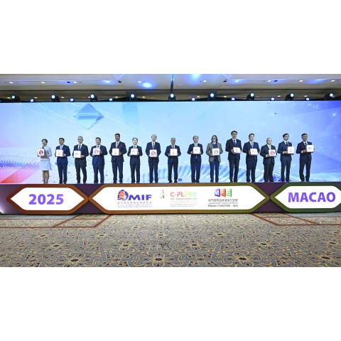  [Realização simultânea dos três eventos] Inauguração solene dos três eventos com 13 projectos de cooperação assinados por empresas líderes no local, incluindo grupos do ranking Fortune Global 500