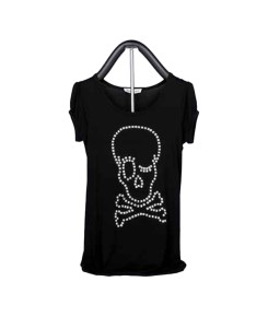 T-shirt preta com caveira prateada