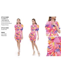 Vestido Plissado Estampado com Borboletas Coloridas Dimensionais