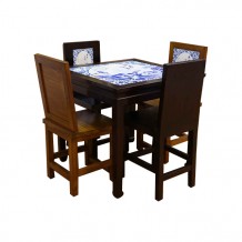 Mesa com azulejos com imagens de “Macau Património Mundial” e 4 cadeiras