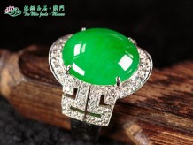 18K金镶钻满绿蛋面戒指